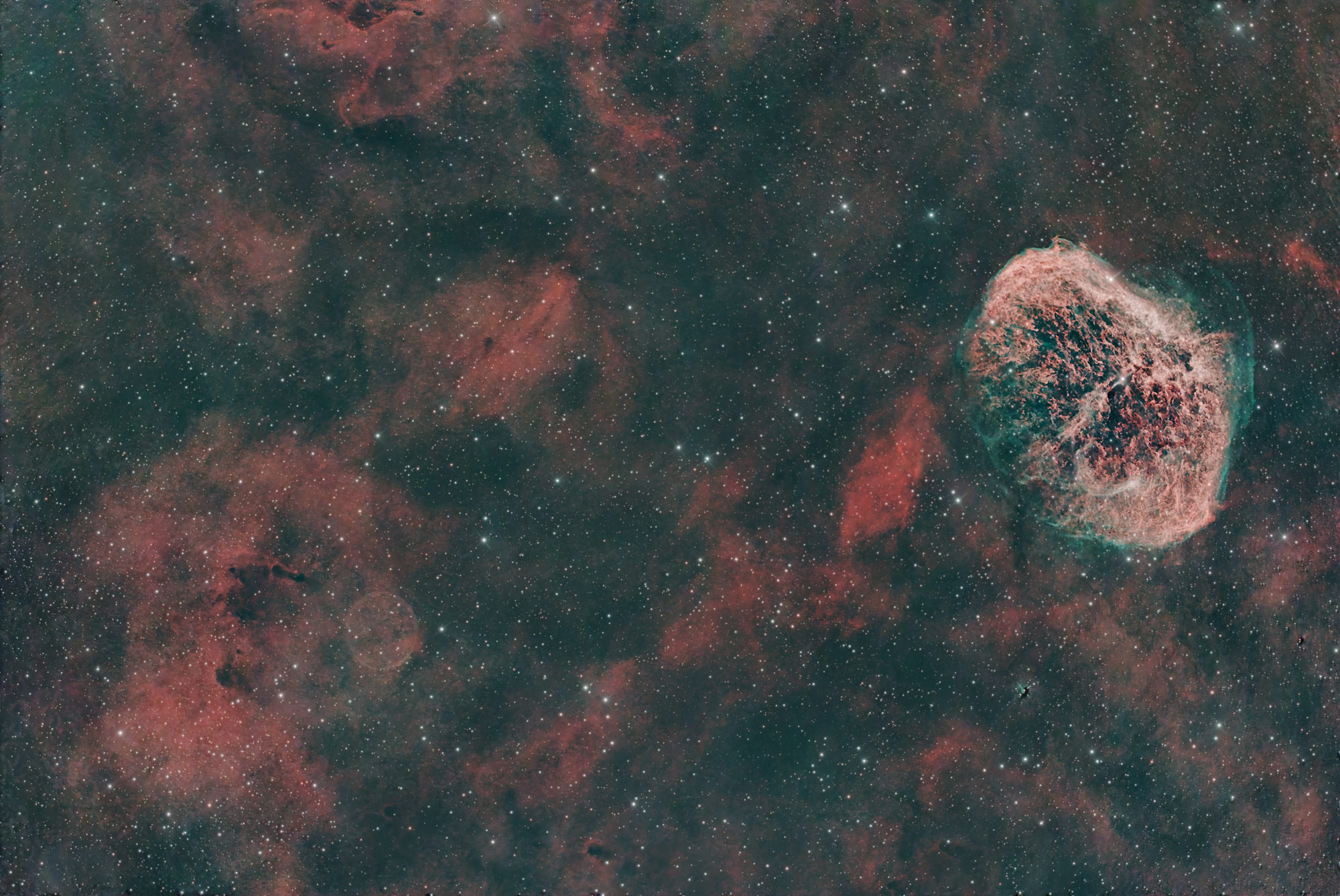 Der Mondsichelnebel NGC 6888 ist ein spezieller Emissionsnebel im Sternbild Schwan, der von einem Wolf-Rayet-Stern in der Mitte des Nebels zum Leuchten angeregt wird. Im unteren linken Bilddrittel erkennt man den Seifenblasennebel.